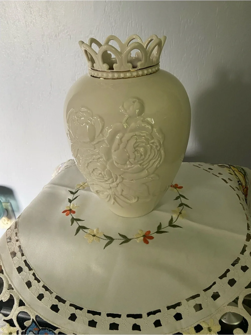 Lenox 9” Vase limited edition 24K gold accent peonies in bloom 2005